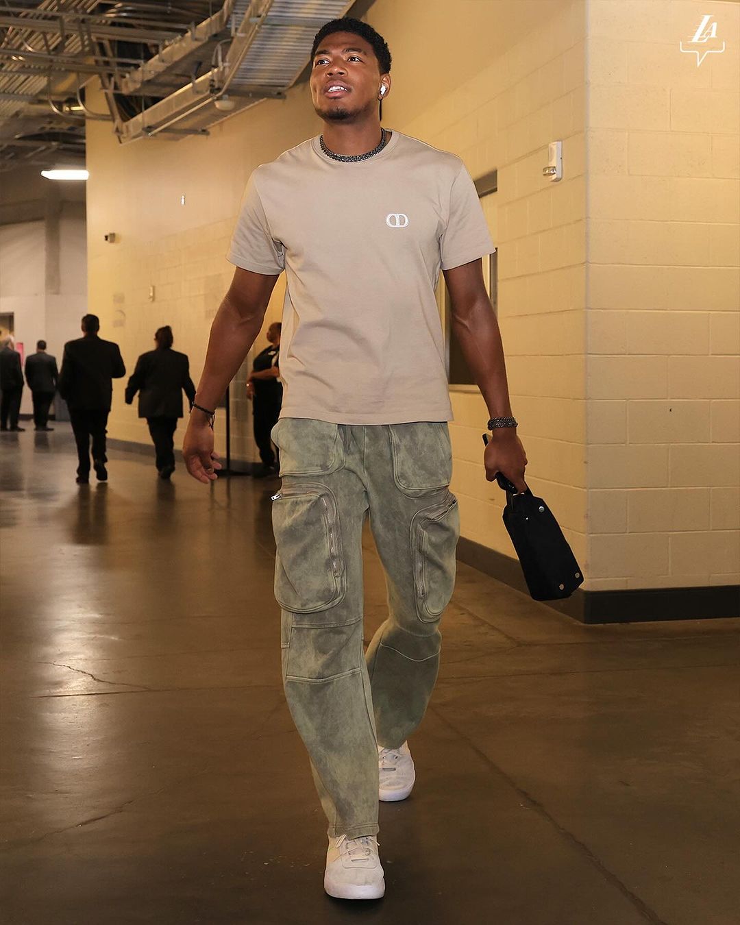 Overwhelmed with Lakers' stars outfit pre-game going viral