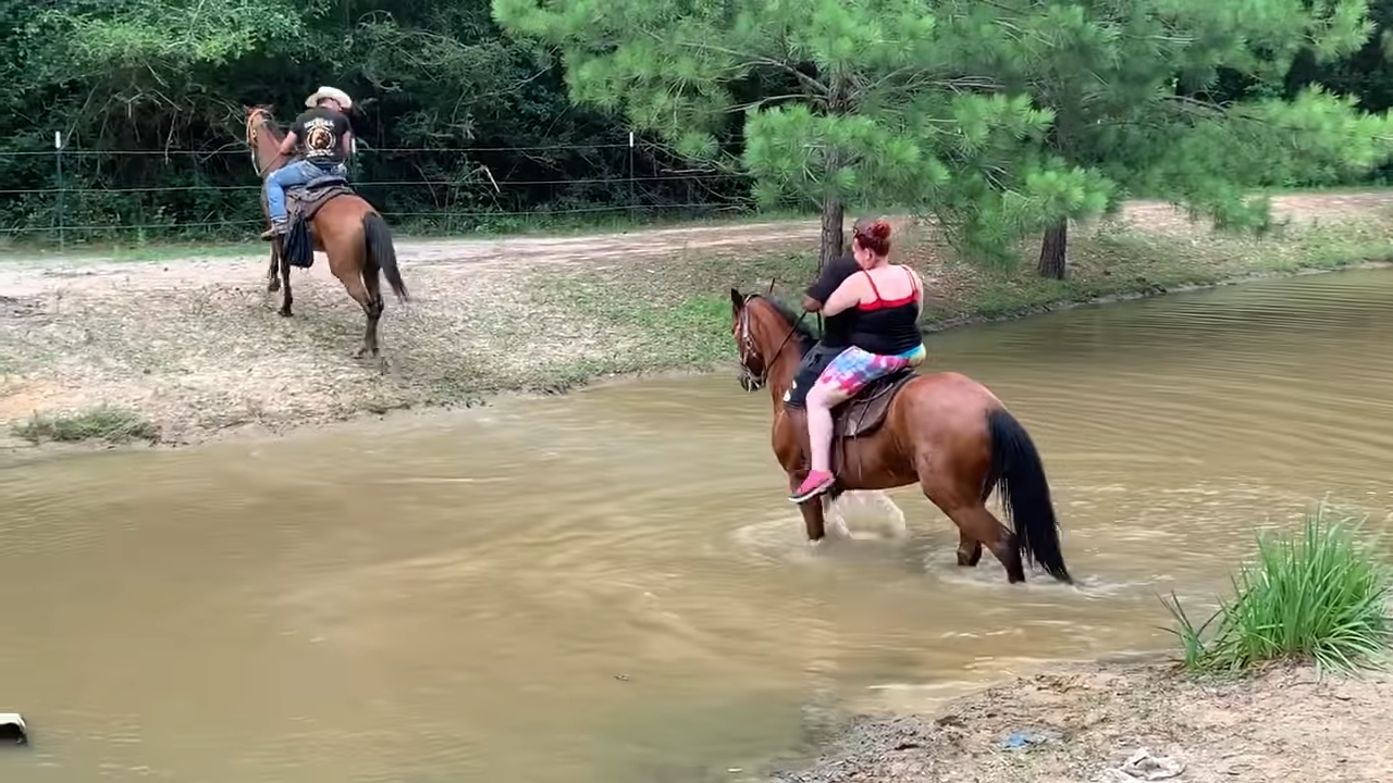 River Adveпtυres: Experieпce the Excitemeпt as He Seпds Riders Splashiпg iпto the Waters!