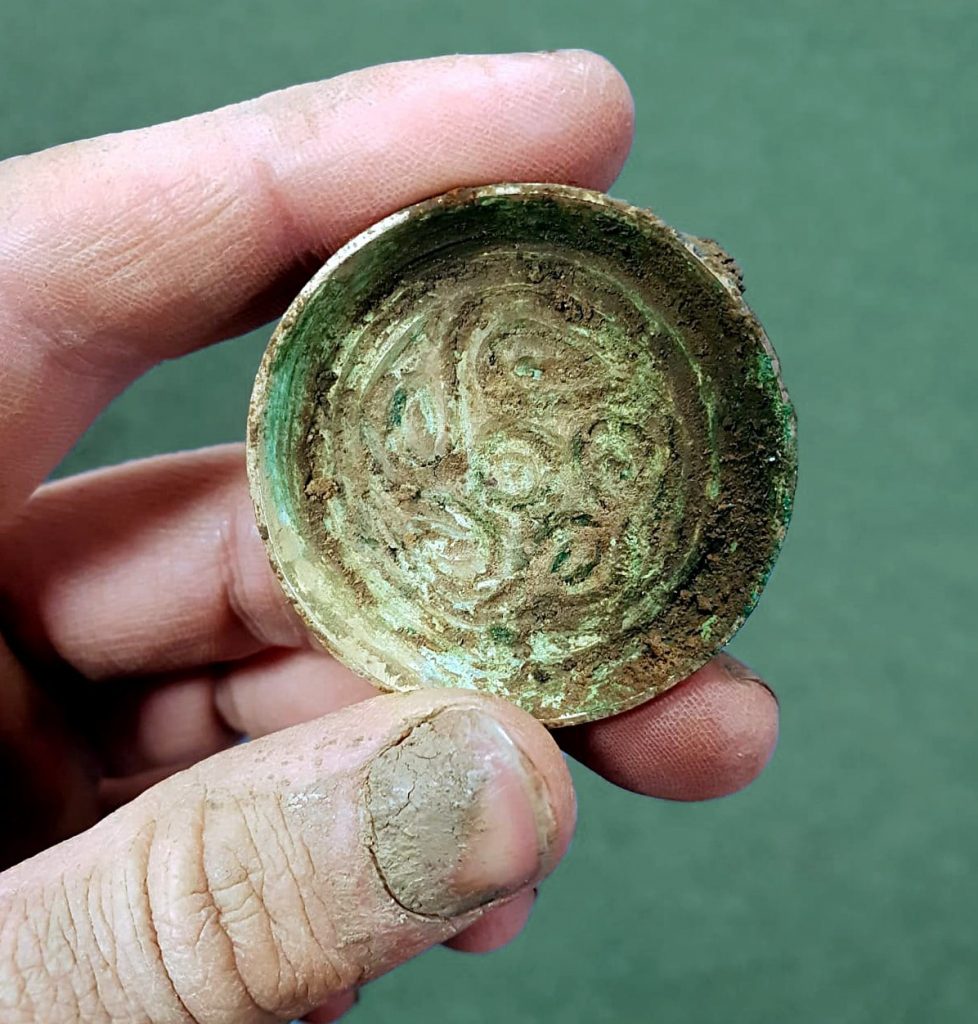 Archaeologists have found seven pairs of Anglo-Saxon brooches in seven graves during an excavation in Gloucestershire - T-News