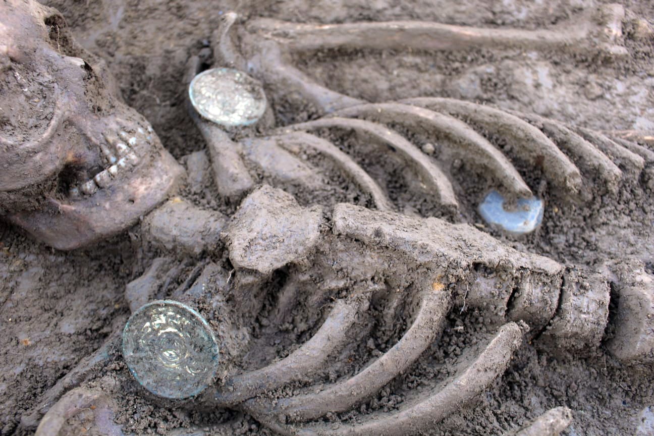 Archaeologists have found seven pairs of Anglo-Saxon brooches in seven graves during an excavation in Gloucestershire - T-News