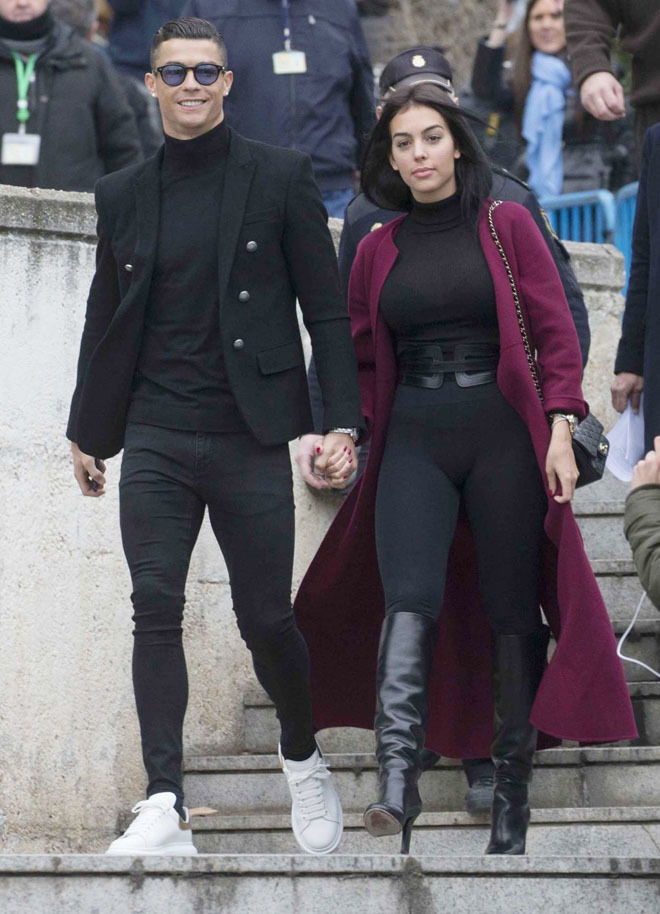 CR7's Girlfriend Faces a Wardrobe Malfunction Due to Wearing Overly Tight Pants