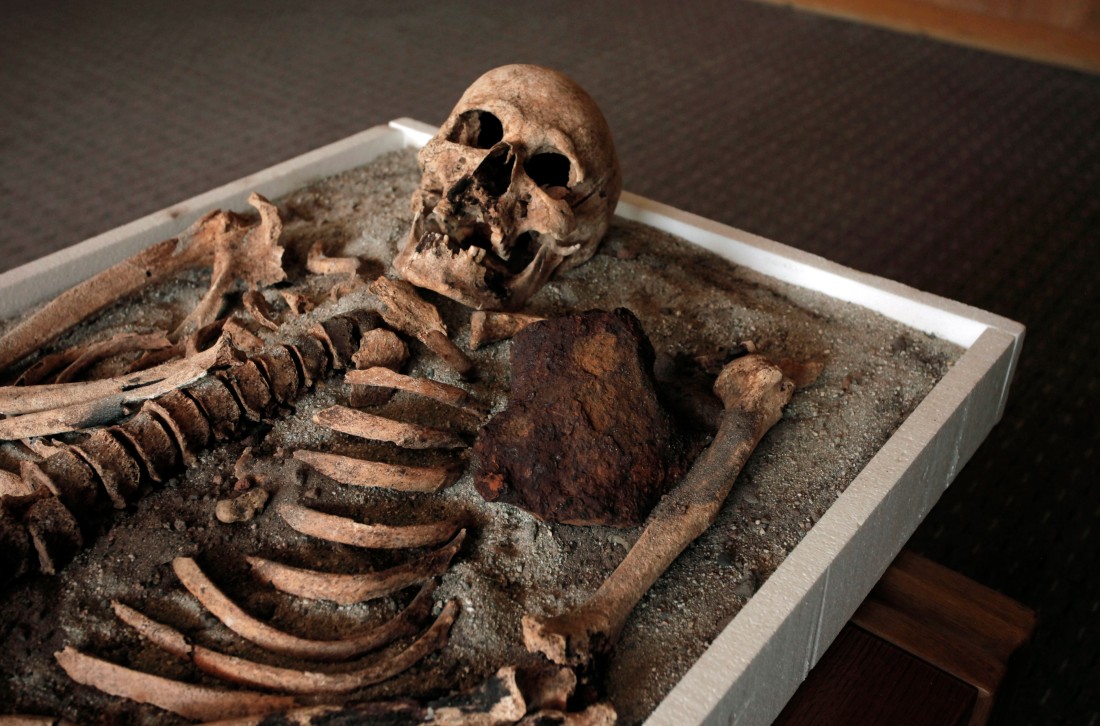 The skeletons of two women, dated between 6740 and 5680 BC, who may have been violently murdered - T-News