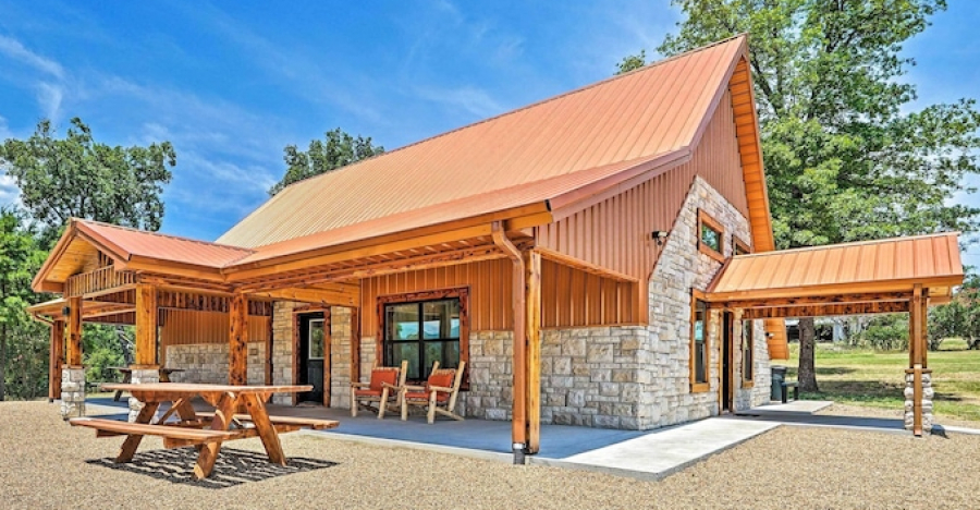 Find The Perfect Mix Of Modern Amenities And Rustic Charm In This Log Home