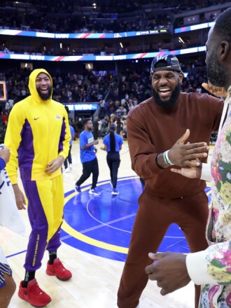 'Touching moment': Steph Curry, Anthony Davis & LeBron James showing bond After Lakers vs. Warriors Game