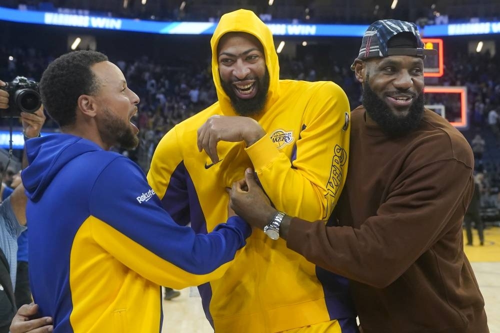 'Touching moment': Steph Curry, Anthony Davis & LeBron James showing bond After Lakers vs. Warriors Game