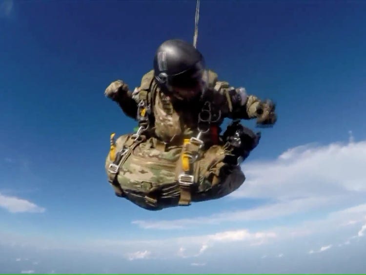 Soaring Together: A Russian Soldier and His Brave Dog Parachute from a 4km Altitude.