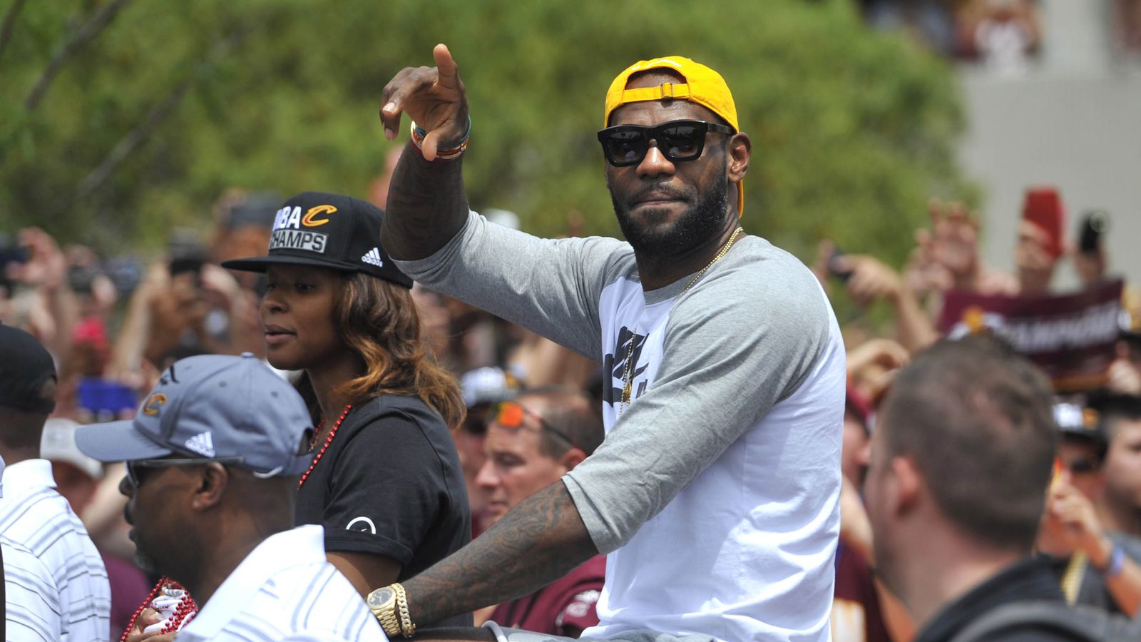 Last Rare Pictures Of Lebron James During Cleveland Cavaliers Waving To Fans Photo News - Car Magazine TV