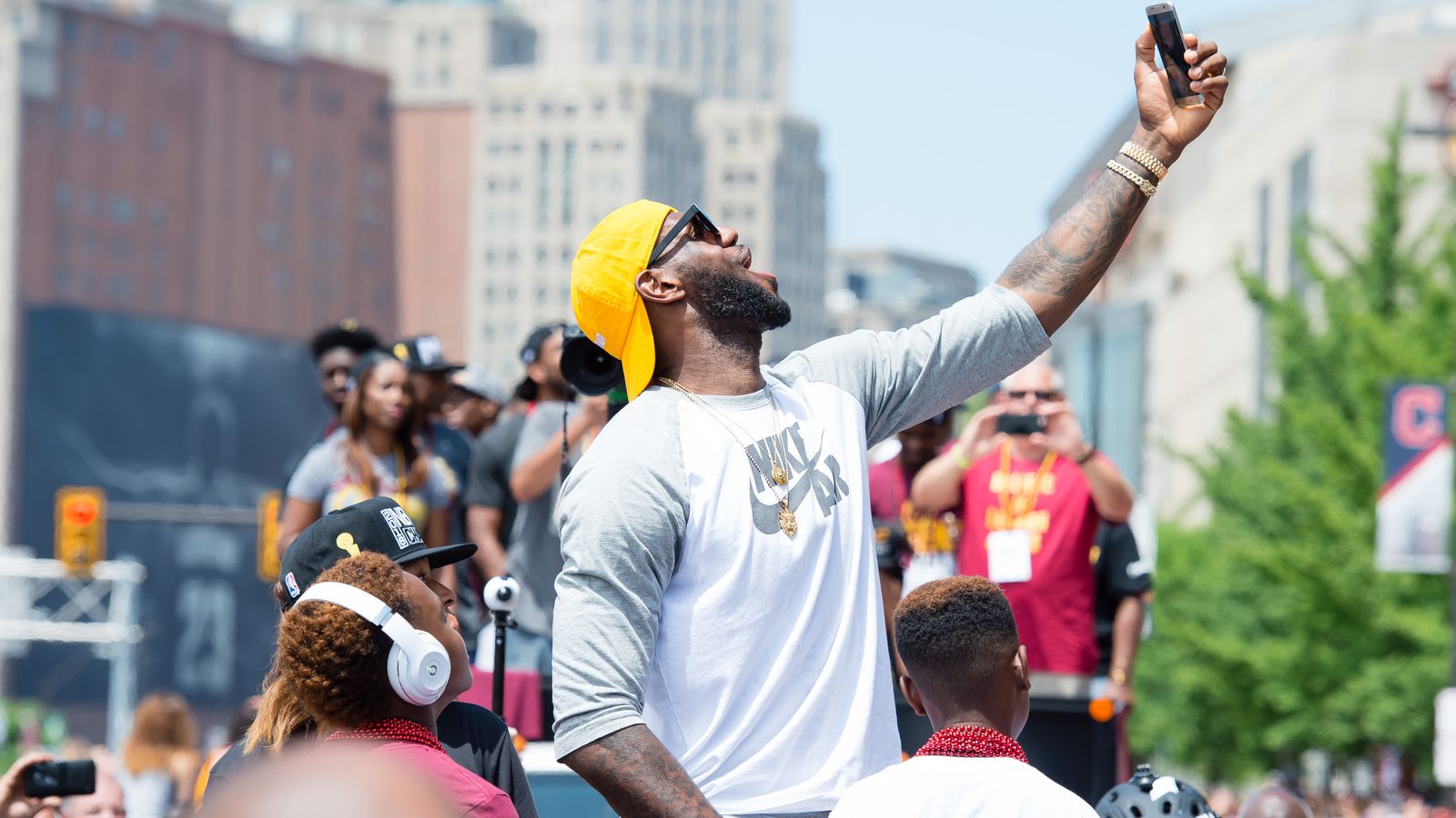 Last Rare Pictures Of Lebron James During Cleveland Cavaliers Waving To Fans Photo News - Car Magazine TV