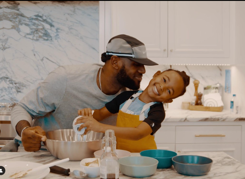 Lebron James Suddenly Appeared In His Daughter's Vlog Video "‘All Things Zhuri", Surprising The Whole World With The Cooking Talent Of Father And Daughter - Car Magazine TV