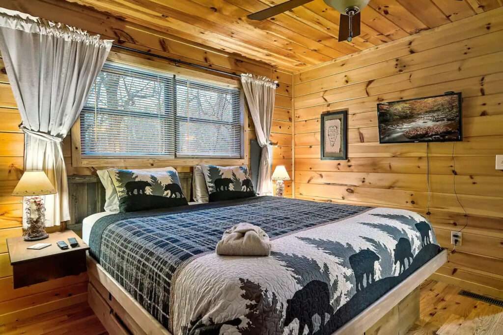 Romantic Tiny House for Lovers to Have a Good Time