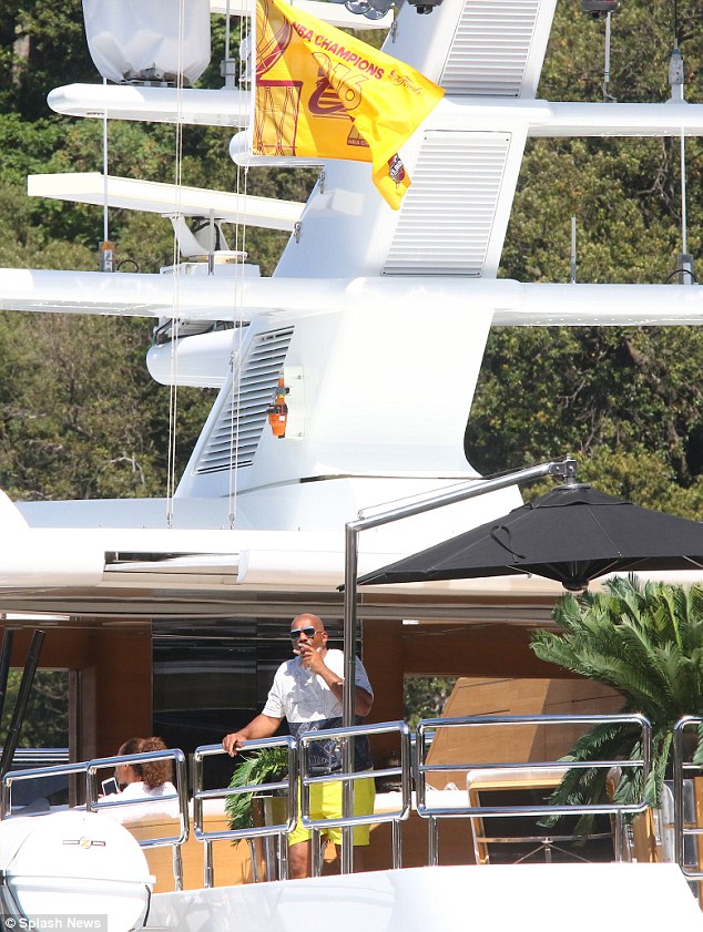 Luxury ocean life! With Steve Harvey's wife, Samuel L. Jackson and Lakers legend Magic Johnson enjoyed a luxury yacht
