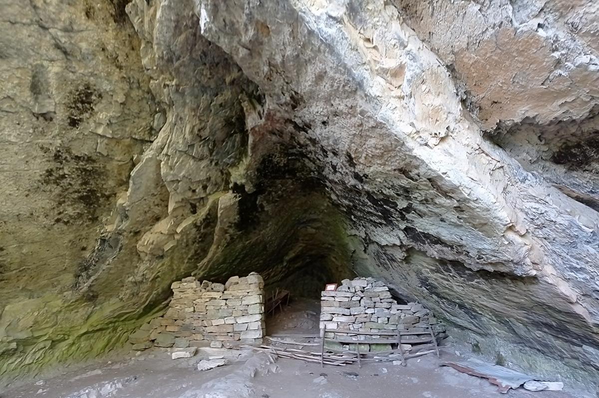 Witnessing the Mighty Forces at Play: Harpea's Cave as a Spectacular Exhibit of Earth's Crust Movement.