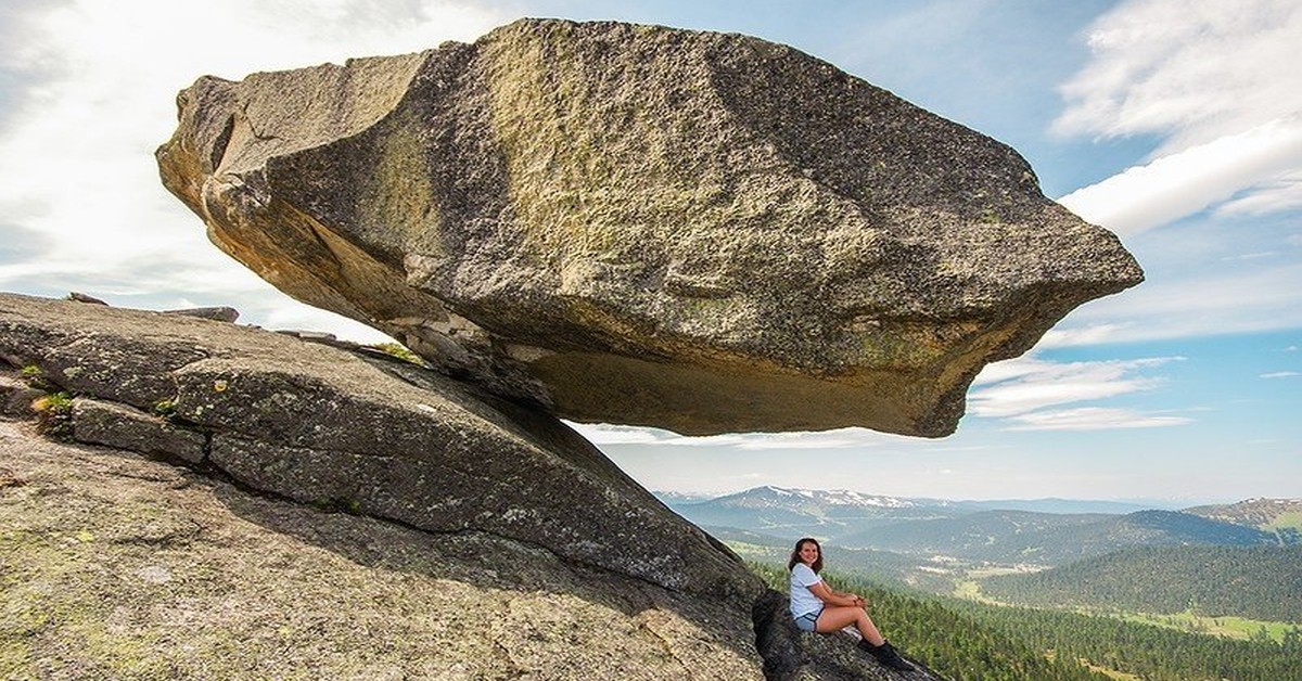 Since the Ice Age, this amazing hanging stone in Siberia has defied gravity. – Bestbabies.info