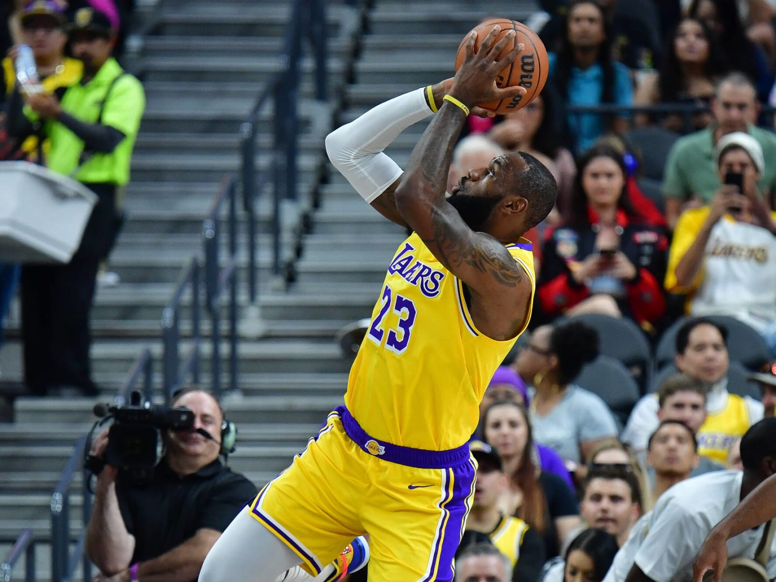 NBA Fans Adore LeBron James - NBA Icon Reacts to Viral Photo of His 'Ridiculous' Vertical Leap During Game Against SUN