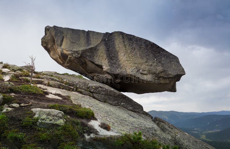 Since the Ice Age, this amazing hanging stone in Siberia has defied gravity. – Bestbabies.info