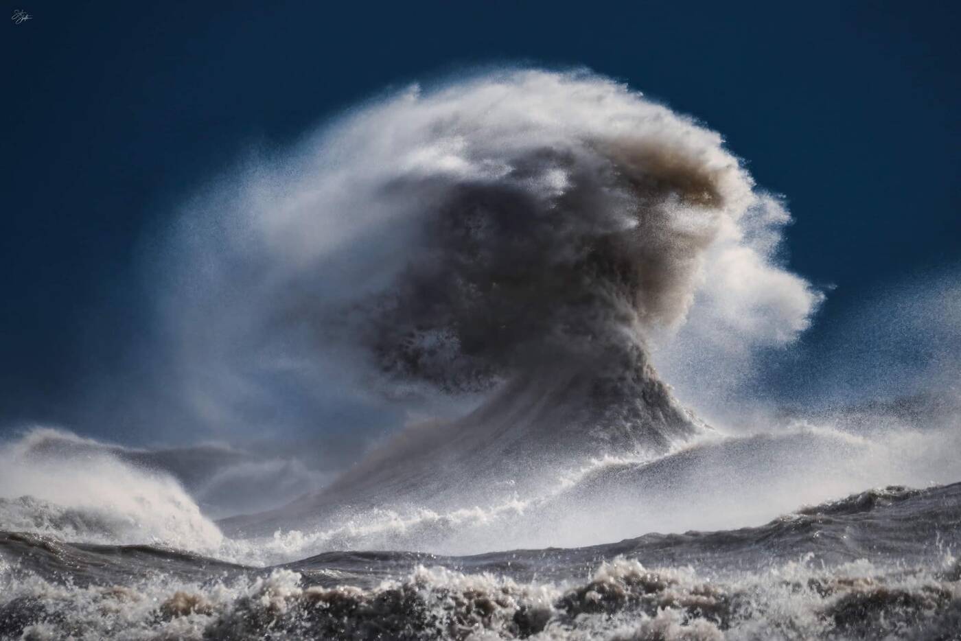 In a stroke of photographic brilliance, a nature photographer captures an extraordinary image of a crashing wave, revealing a mesmerizing resemblance to a human face, blurring the lines between nature and humanity.vouyen