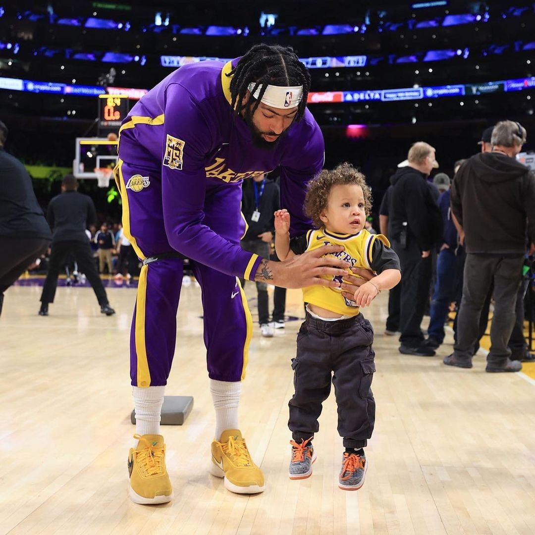 Marlen Davis's wife brought her two pets to watch and cheer for Laker father Anthony Davis' match