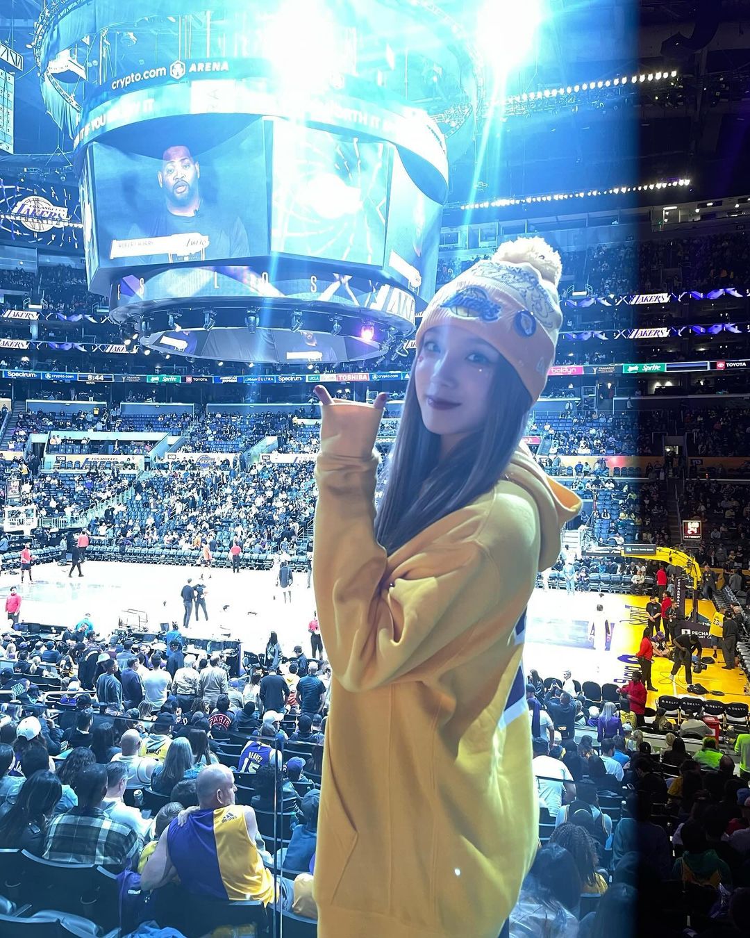 AR15 GF? K-Pop Yuqi Song attended the Lakers game in person, matched her top color, and was extensively photographed by fans