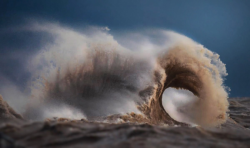 In a stroke of photographic brilliance, a nature photographer captures an extraordinary image of a crashing wave, revealing a mesmerizing resemblance to a human face, blurring the lines between nature and humanity.vouyen