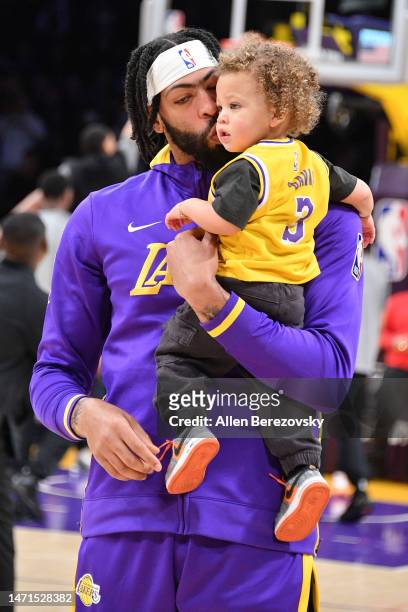 Marlen Davis's wife brought her two pets to watch and cheer for Laker father Anthony Davis' match