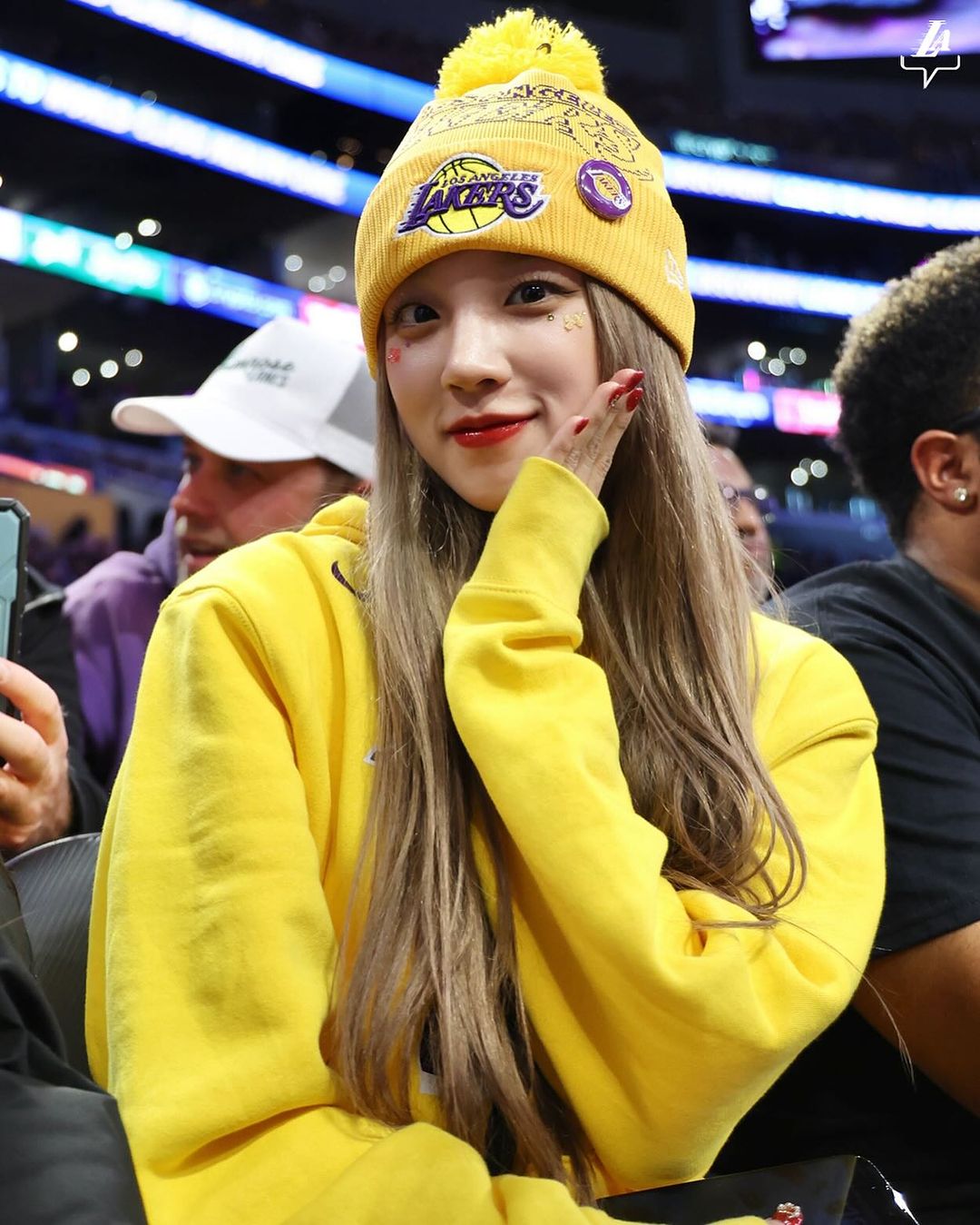 AR15 GF? K-Pop Yuqi Song attended the Lakers game in person, matched her top color, and was extensively photographed by fans