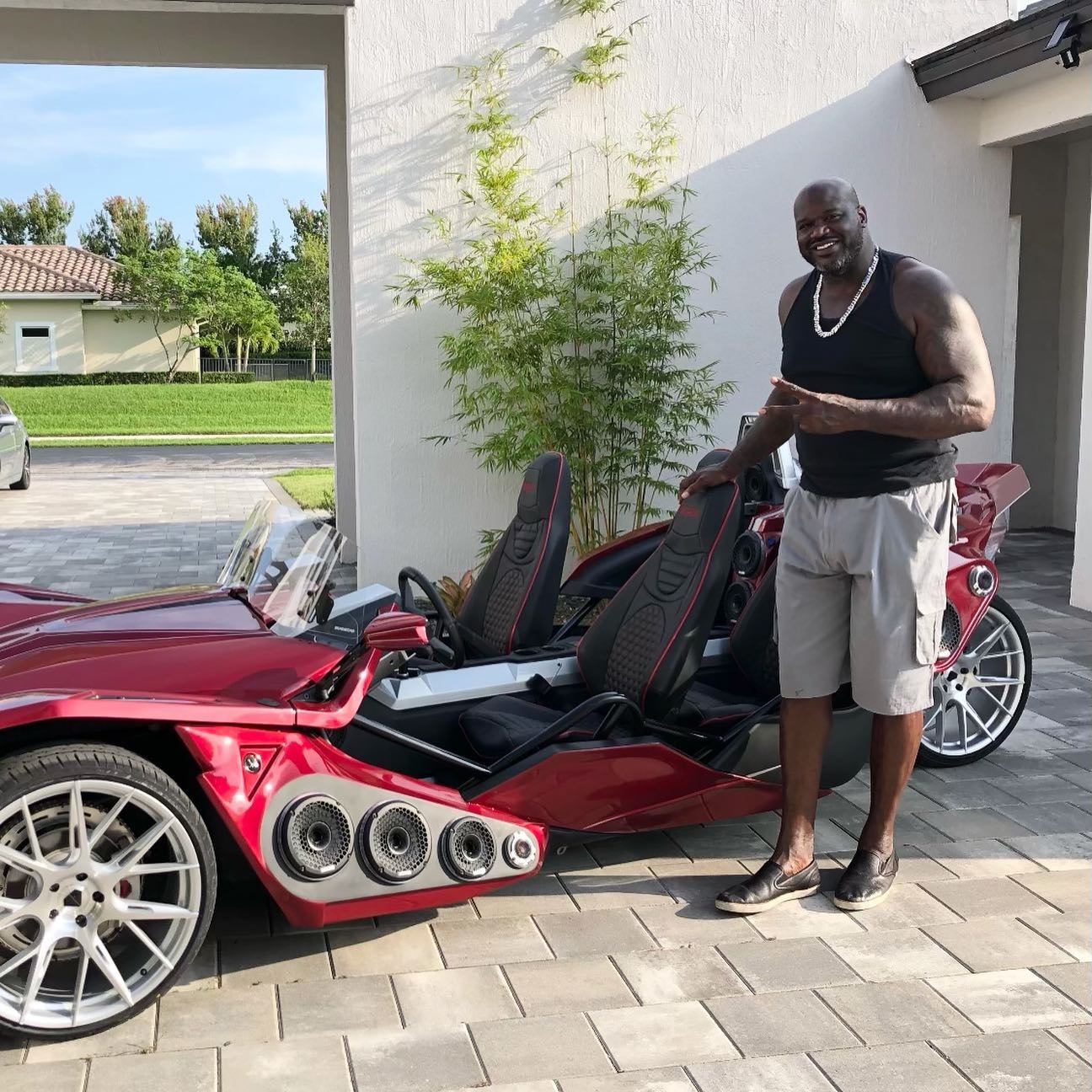 Exploring Shaquille O’Neal’s Exquisite Car Collection, Including a $400,000 Rolls-Royce Gifted to LeBron James
