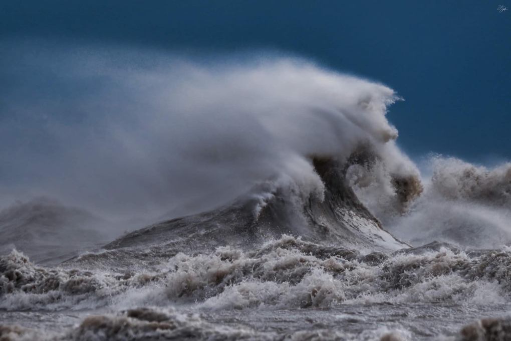 In a stroke of photographic brilliance, a nature photographer captures an extraordinary image of a crashing wave, revealing a mesmerizing resemblance to a human face, blurring the lines between nature and humanity.vouyen