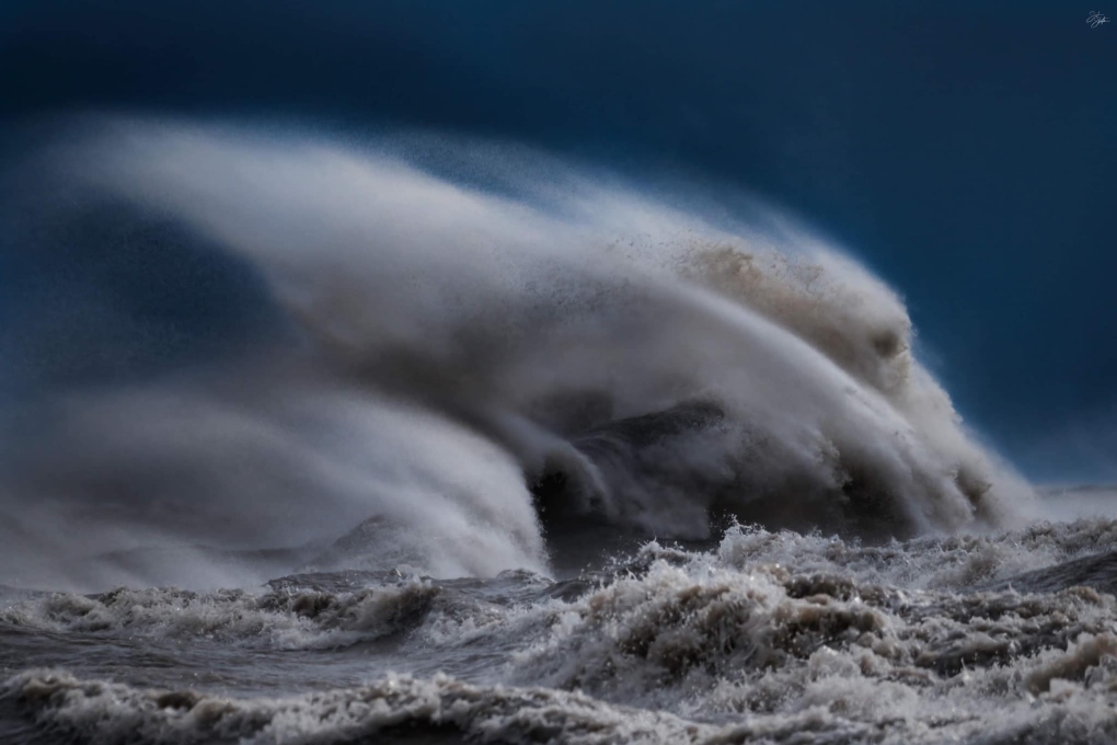 In a stroke of photographic brilliance, a nature photographer captures an extraordinary image of a crashing wave, revealing a mesmerizing resemblance to a human face, blurring the lines between nature and humanity.vouyen