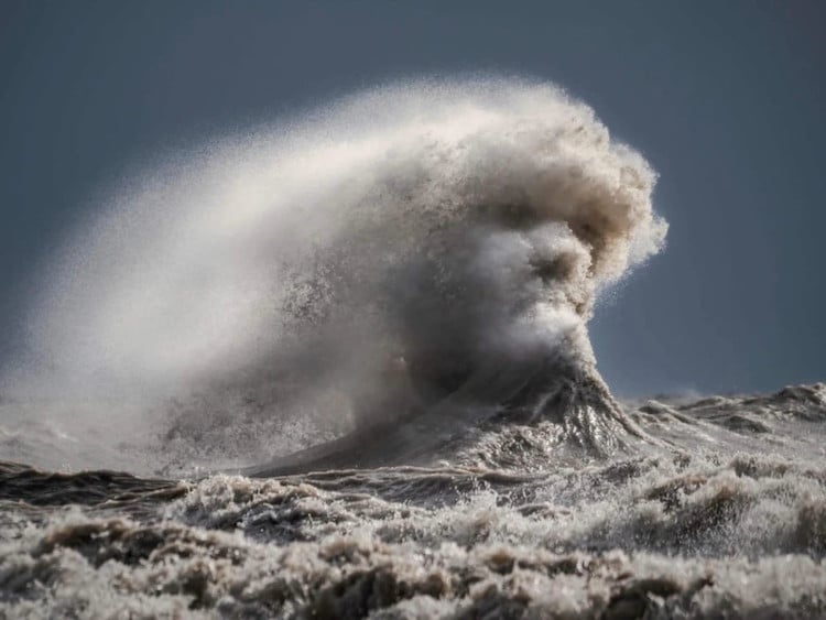 In a stroke of photographic brilliance, a nature photographer captures an extraordinary image of a crashing wave, revealing a mesmerizing resemblance to a human face, blurring the lines between nature and humanity.vouyen