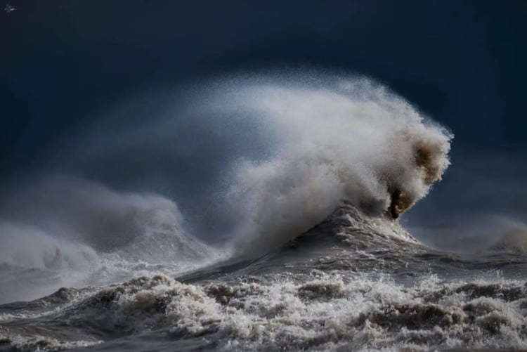 In a stroke of photographic brilliance, a nature photographer captures an extraordinary image of a crashing wave, revealing a mesmerizing resemblance to a human face, blurring the lines between nature and humanity.vouyen