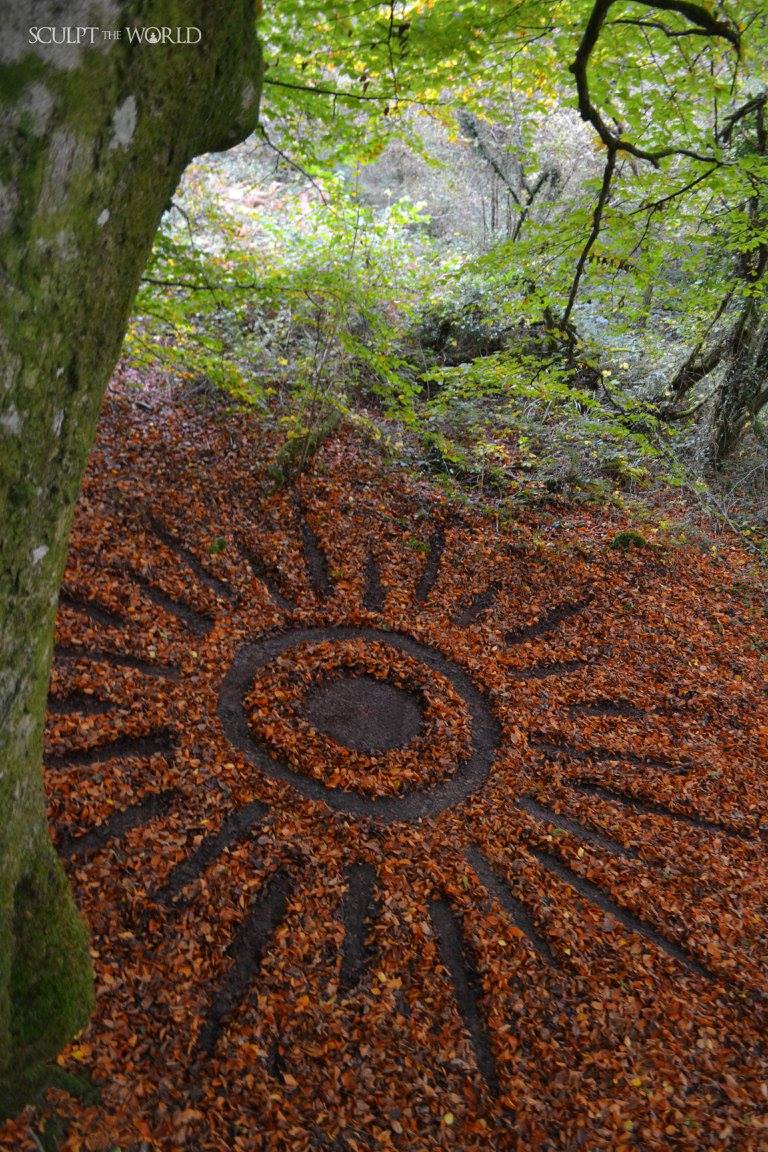 Experience the awe-inspiring work of land artist Jon Foreman, who skillfully arranges 15 striking autumn leaves, creating a visual masterpiece that captures the essence of the season.vouyen