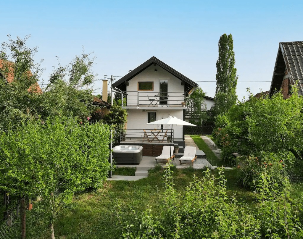 Wonderful Tiny House with Jacuzzi and Sauna