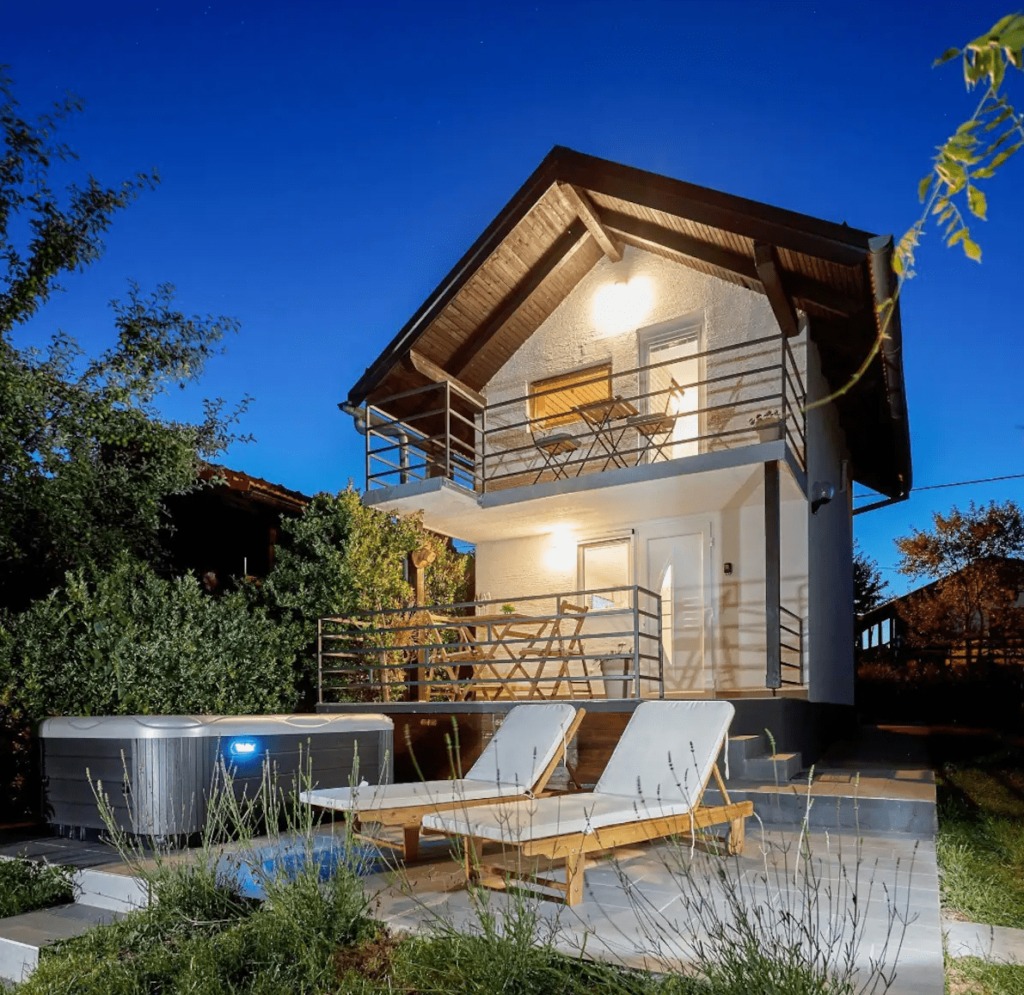 Wonderful Tiny House with Jacuzzi and Sauna