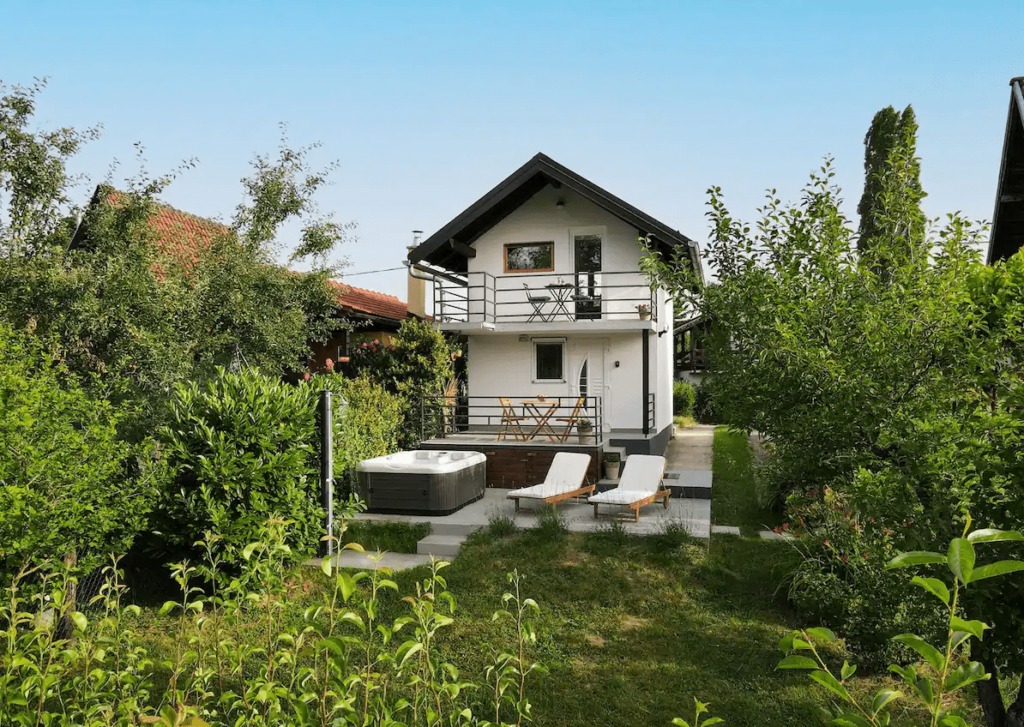 Wonderful Tiny House with Jacuzzi and Sauna