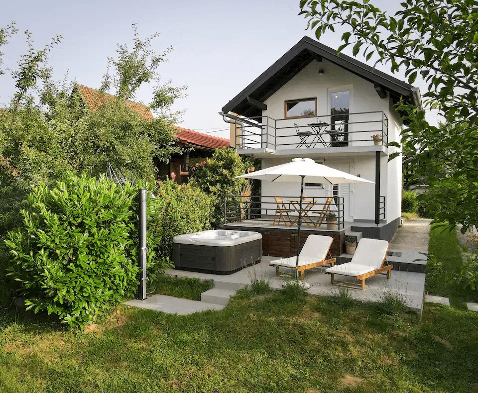 Wonderful Tiny House with Jacuzzi and Sauna