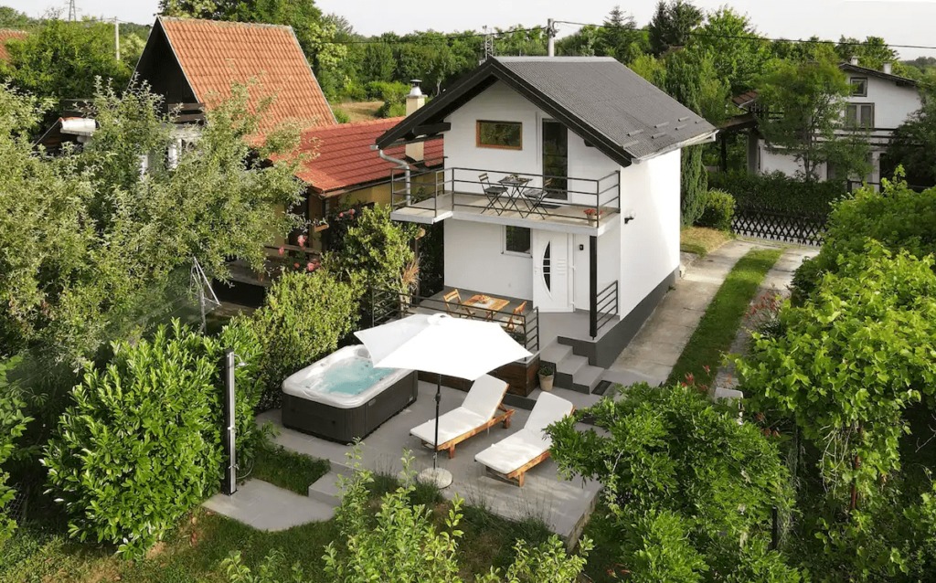 Wonderful Tiny House with Jacuzzi and Sauna