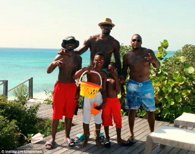 Hoops Whispers: LeBron’s Agent in Talks with 4 Teams Amidst King’s Family Getaway