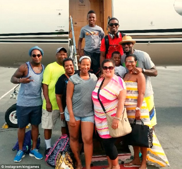 Hoops Whispers: LeBron’s Agent in Talks with 4 Teams Amidst King’s Family Getaway