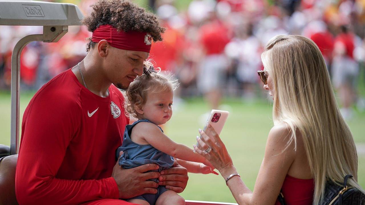 Brittany Mahoмes Struggles To Control Her Tears Wheneʋer Daughter Sterling Shouts 'Dad' At The TV During Chiefs Gaмe - The SportsRush