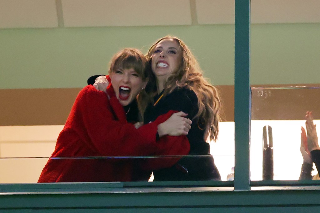 Taylor Swift and Brittany Mahoмes hug