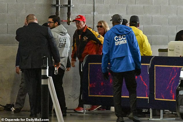 Taylor's father Scott and mom Andrea were also in tow as the superstar group arrived in Vegas