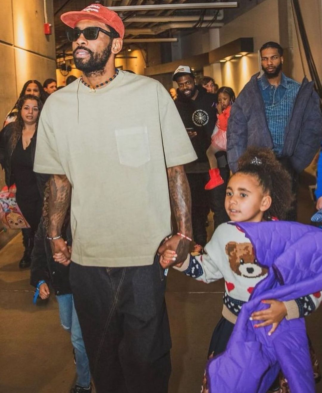 The adorable moments of Azurie Elizabeth accompanying her father Kyrie Irving to NBA games