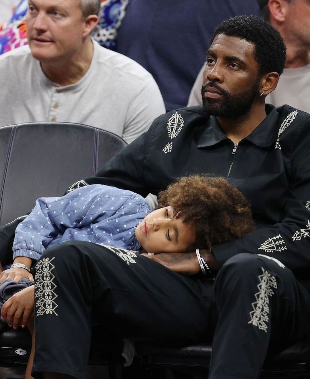 The adorable moments of Azurie Elizabeth accompanying her father Kyrie Irving to NBA games