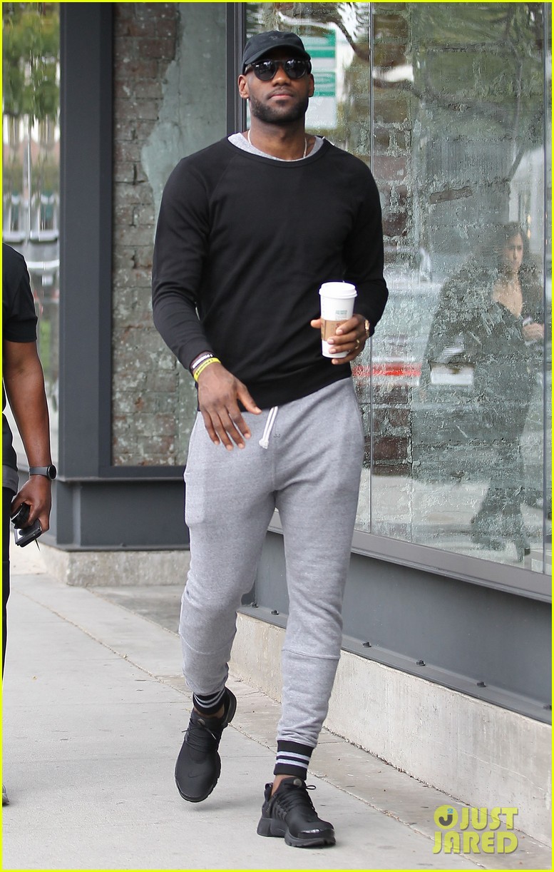 lebron james wears very tight pants 013603252