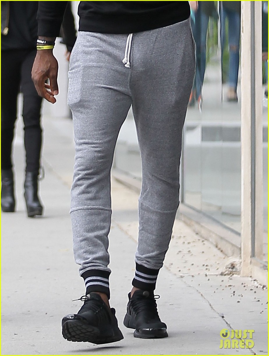 lebron james wears very tight pants 013603252