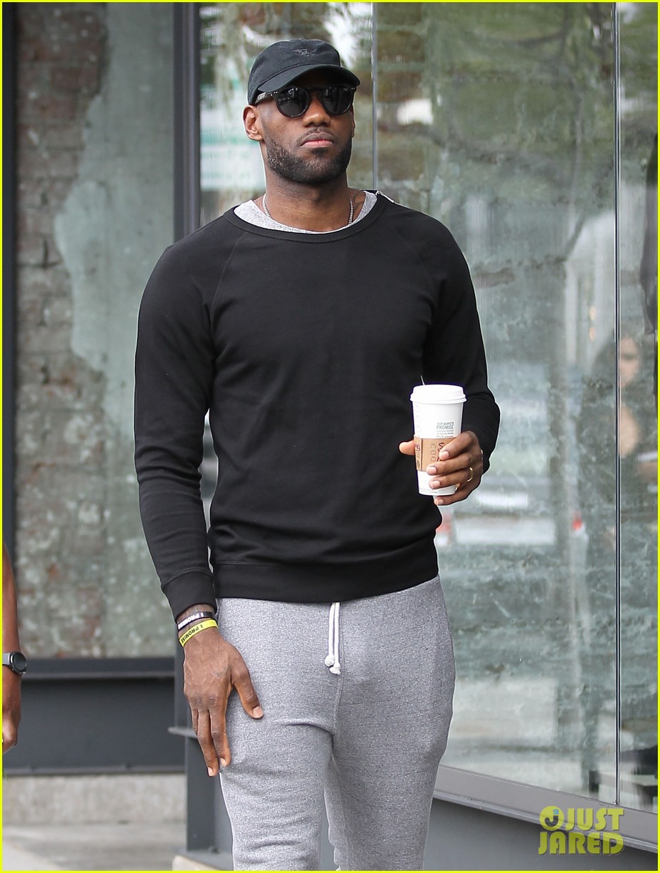 lebron james wears very tight pants 013603252