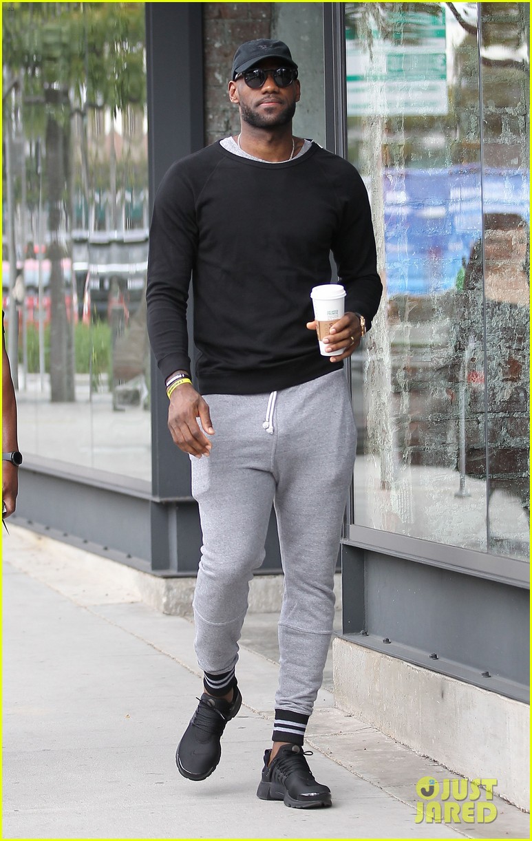 lebron james wears very tight pants 013603252