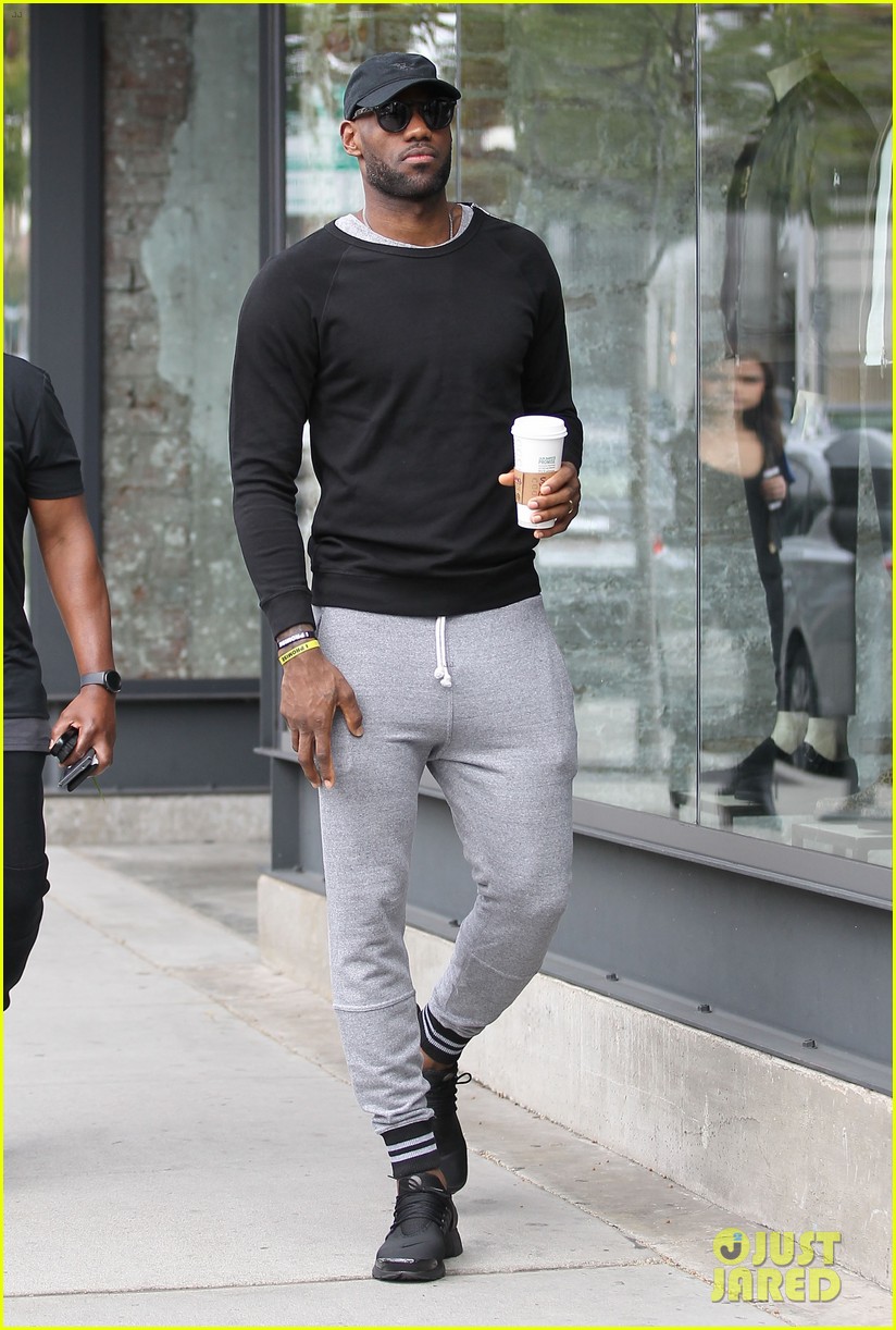 lebron james wears very tight pants 013603252