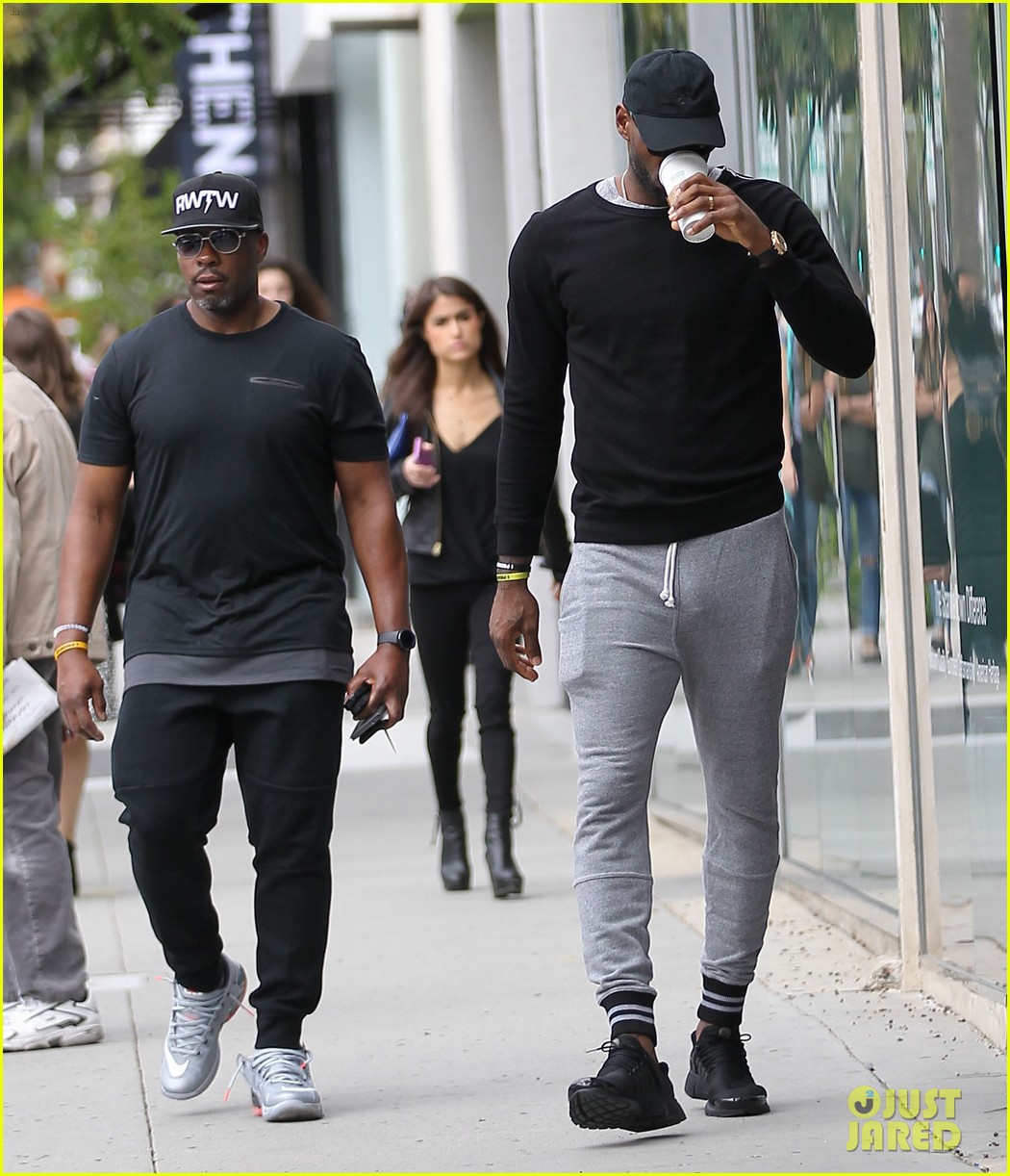 lebron james wears very tight pants 013603252