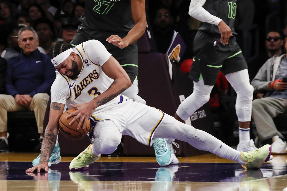 Anthony Davis returns to Lakers after missing game because of left eye  injury - The San Diego Union-Tribune